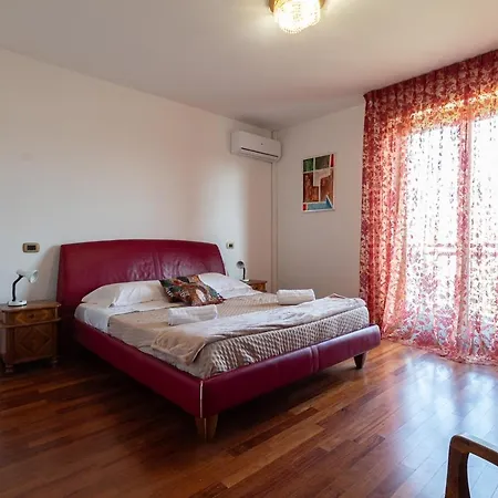 Skyline Apartment *