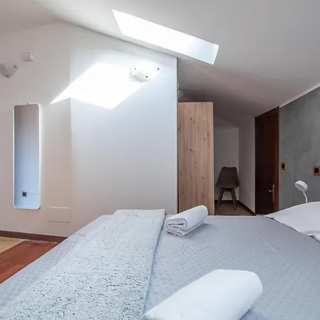 Skyline Apartment *